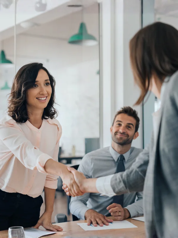 Sollten Sie uns weiterempfehlen und es kommt zur erfolgreichen Vermittlung der Immobilie, so erhalten Sie als Tipp-Prämie einen lukrativen Anteil der Provision.